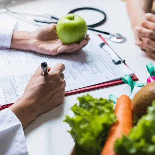 ¿Qué especialista orienta sobre alimentación deportiva?